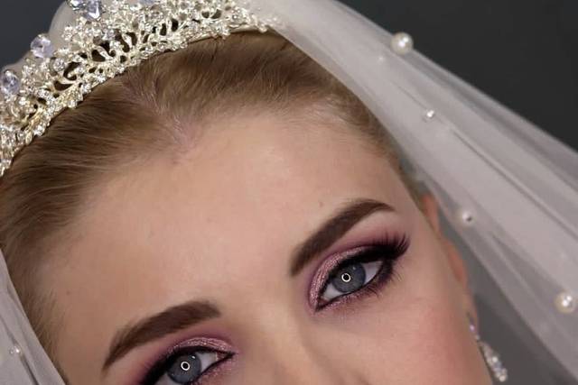 Cut crease con eye liner