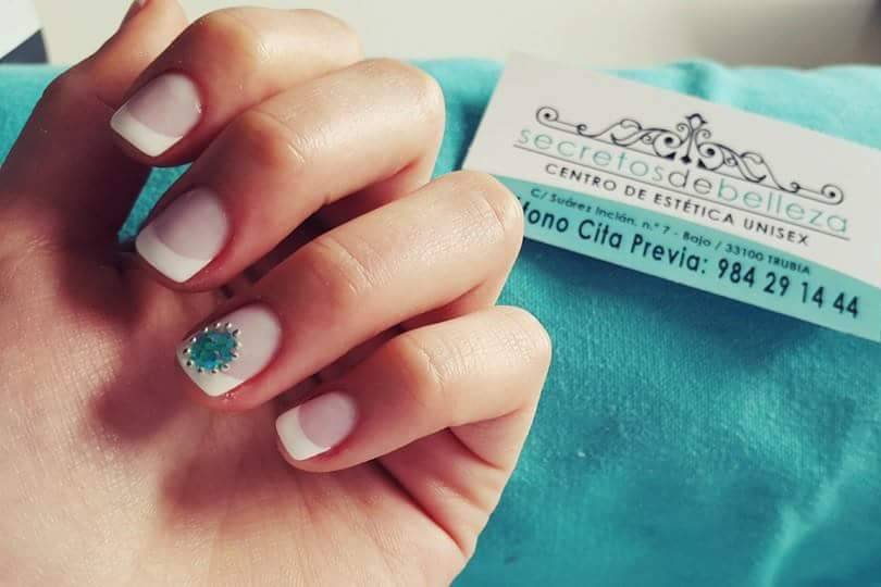 Uñas de gel con decoración