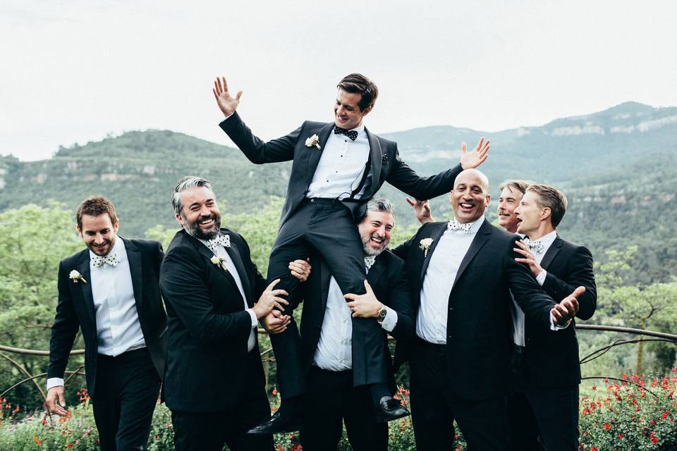 El novio con sus amigos