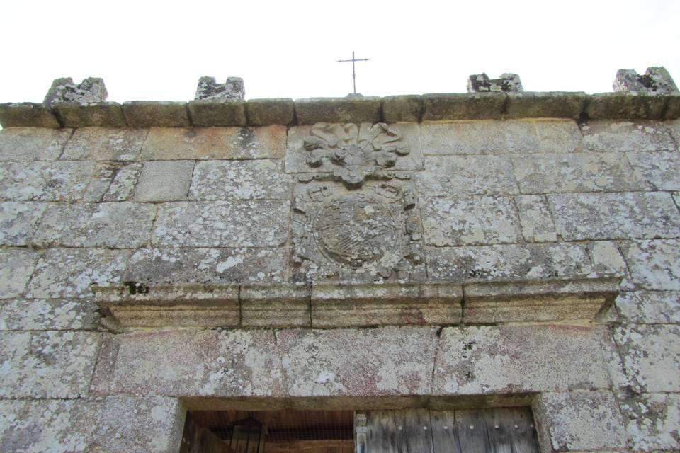 Escudo de la entrada.