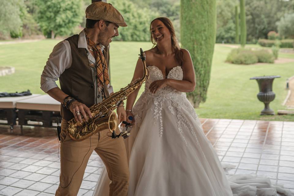 Saxofonista interpretó Peaches en una boda y es el sueño