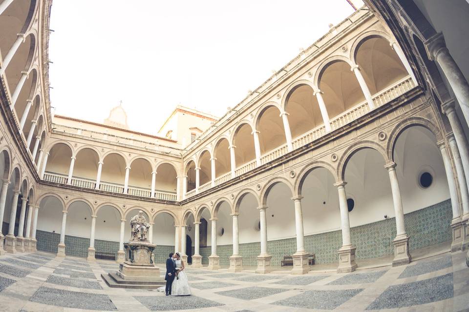 En la puerta de la iglesia