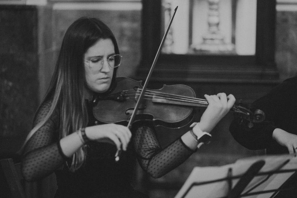 Violín en ceremonia religiosa