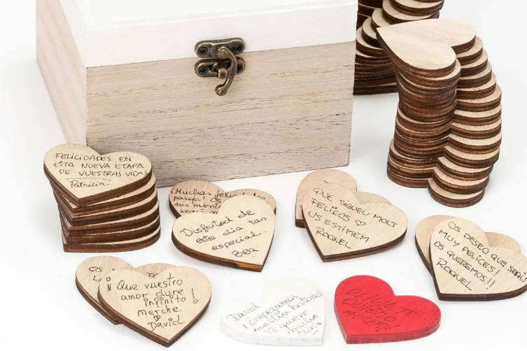 Caja de corazones de madera para firmas