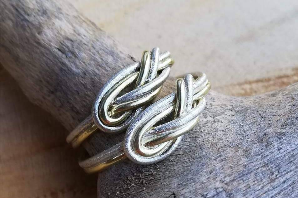 Alianzas en plata nudo doble.