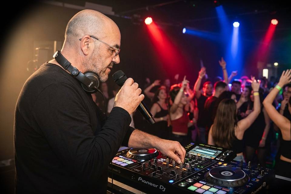 DJ Toni Vape in session