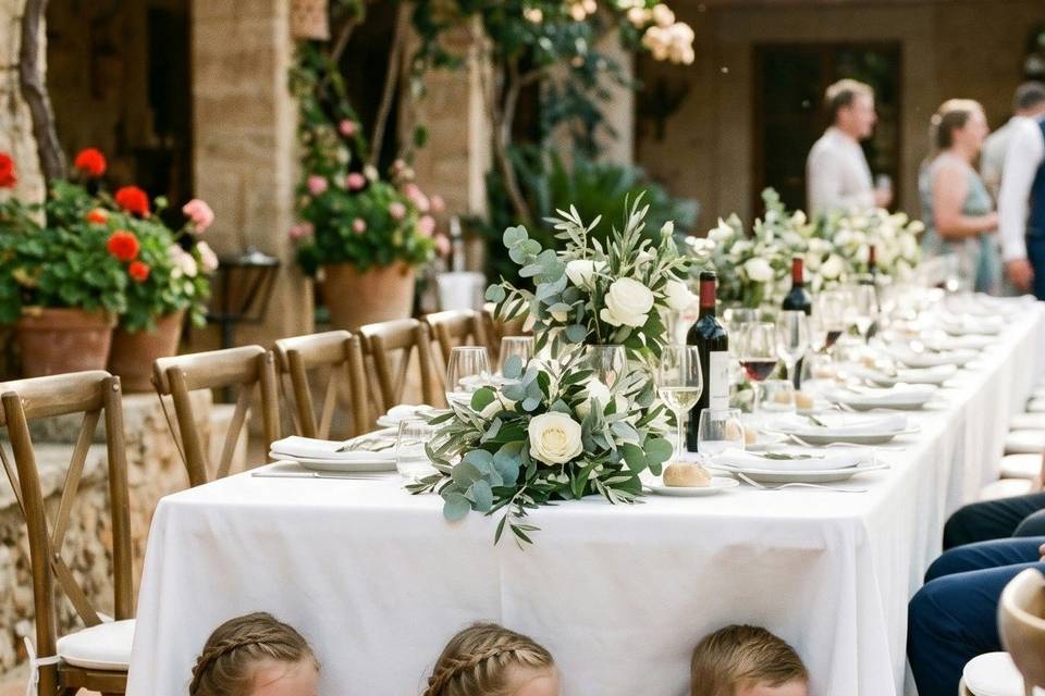 La boda secreta de los niños bajo la mesa