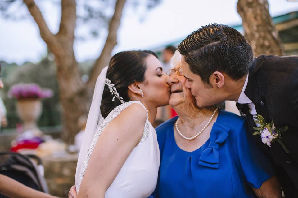 Los novios y la abuela