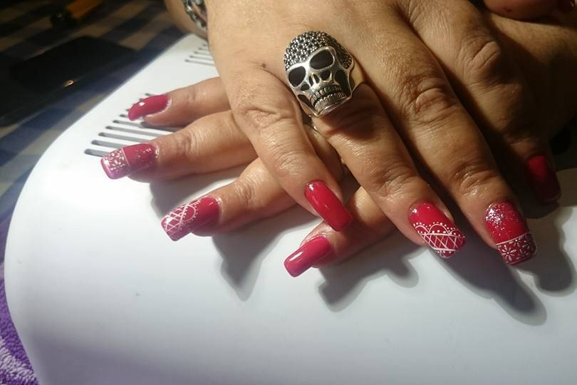 Manicura con adornos