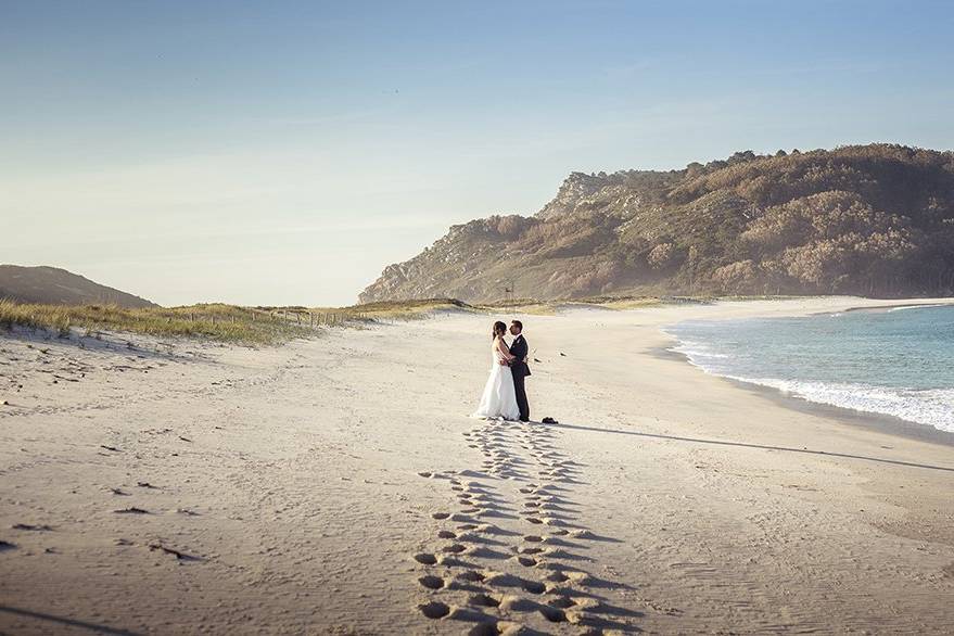 Los novios en la playa