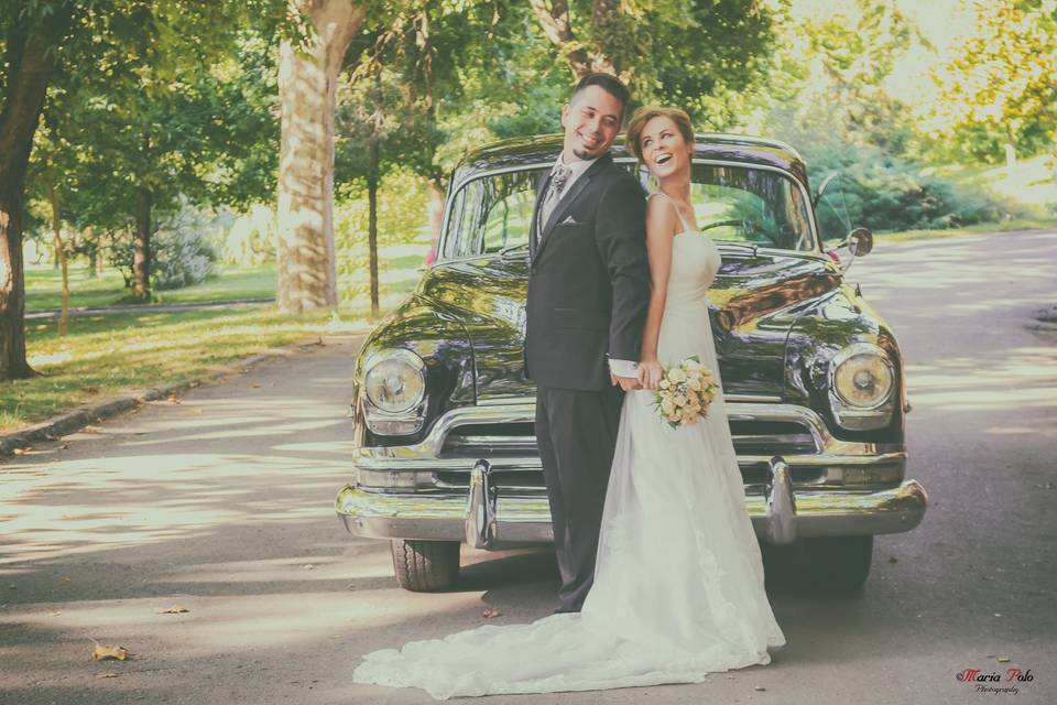 Junto al coche de boda