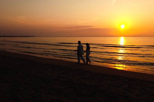 Pareja paseando en el amanecer