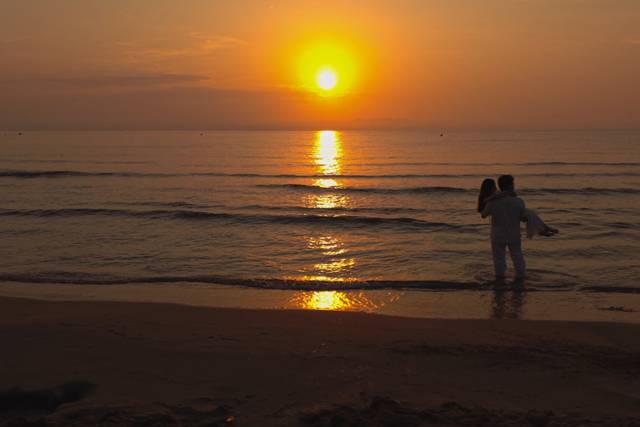 Pareja entrando en la playa