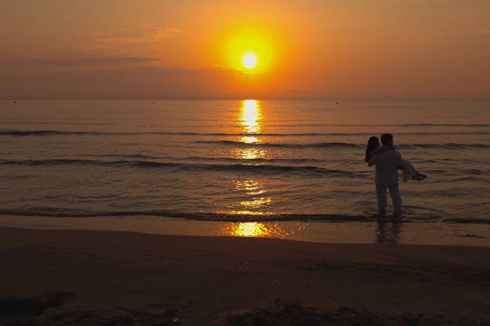 Pareja entrando en la playa