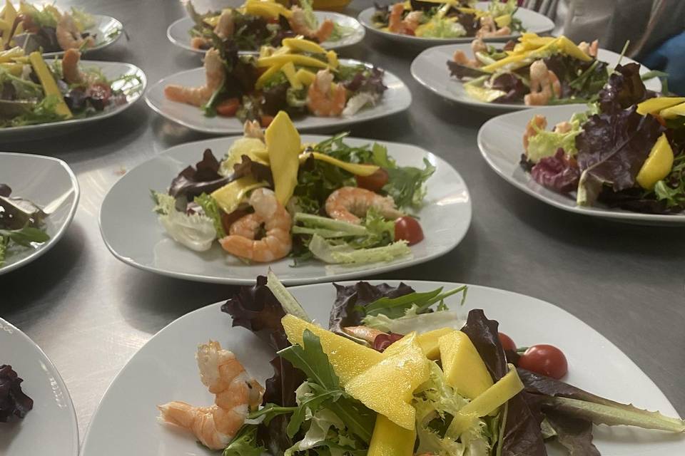 Ensalada con aguacate y gambas