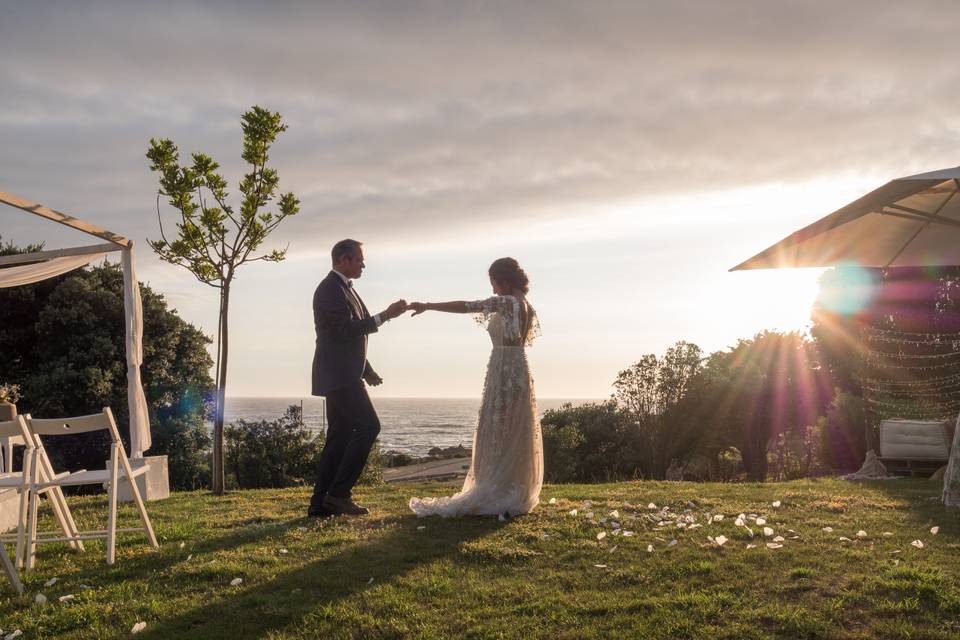 Novios al atardecer