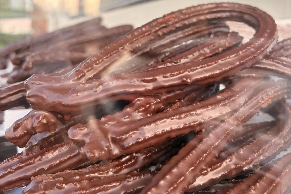 Churros bañados en chocolate