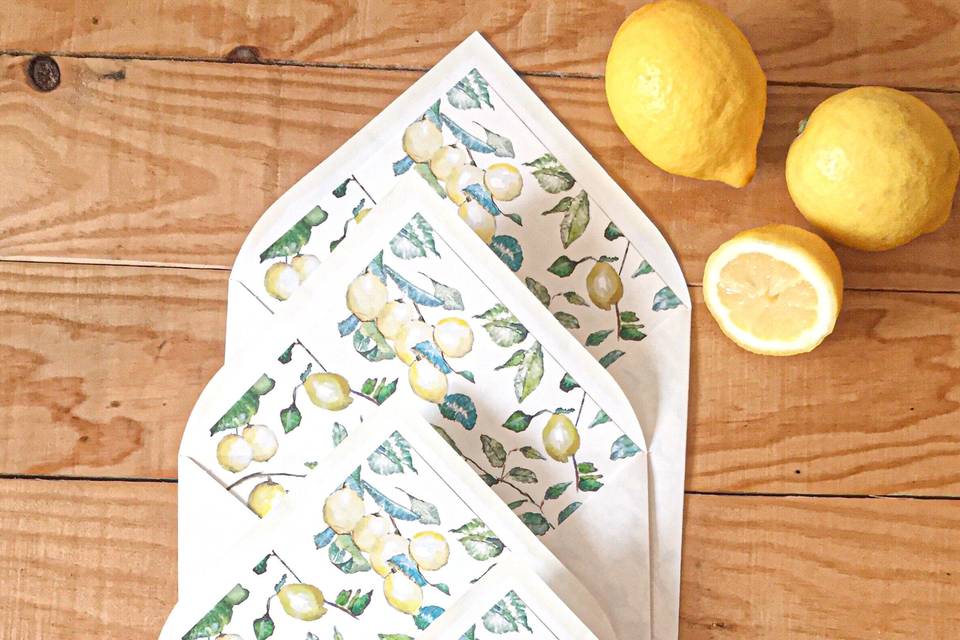 Sobre con estampado de limones
