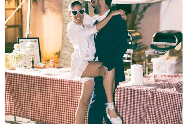 La pareja junto a la pizzería