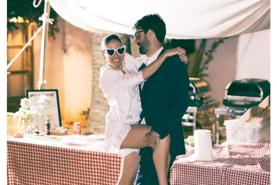 La pareja junto a la pizzería