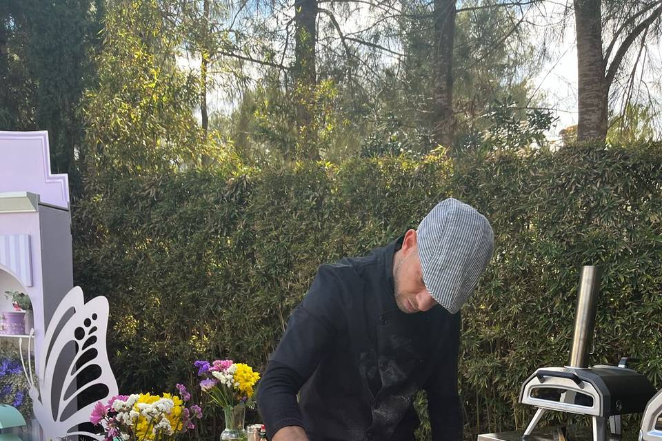 Matias trabajando las pizzas