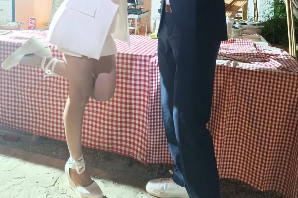 Los novios con su pizza corazo