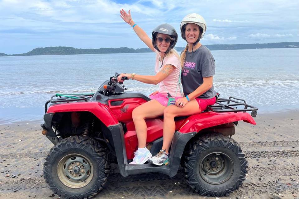 Rocio y cristina en costa rica