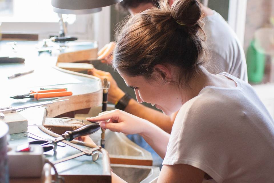 Pareja trabajando en el taller