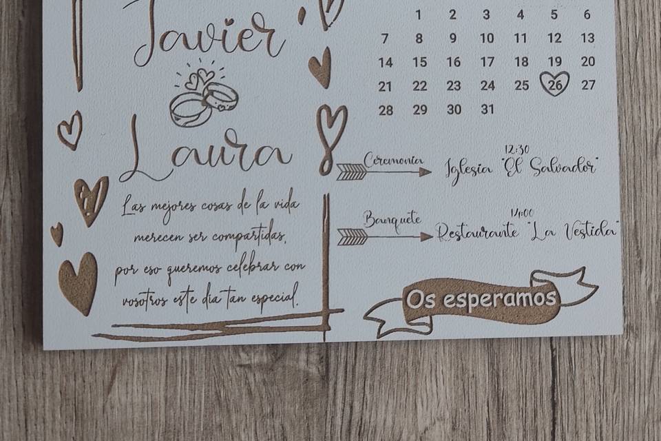 Invitación de madera con corazón