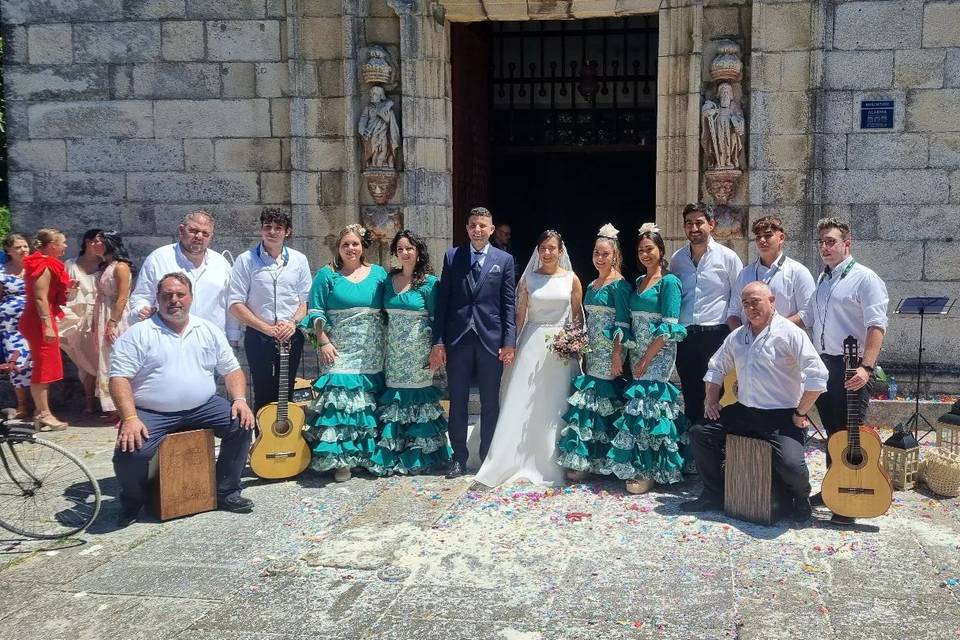 A la salida de la boda