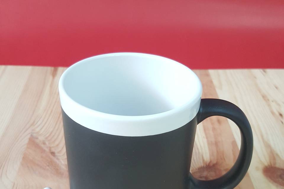 Taza de pizarra con tiza