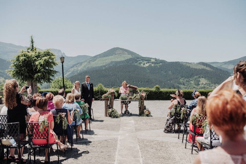 Oficiando ceremonia de Oihane e Iñigo