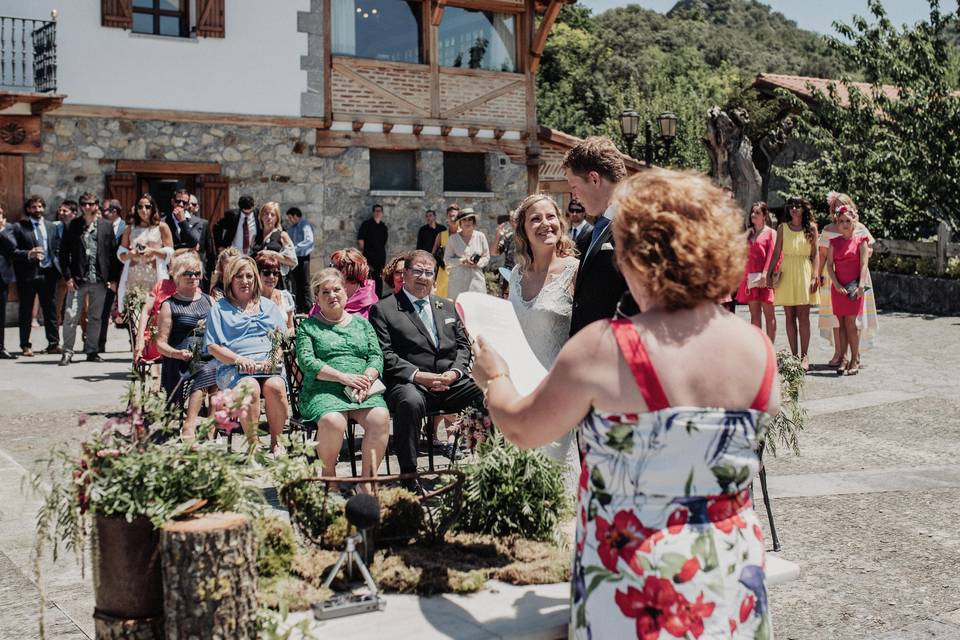 Oficiando ceremonia de Oihane e Iñigo