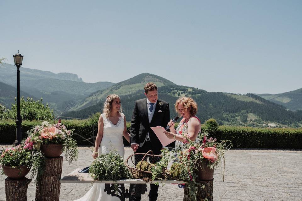 Oficiando ceremonia de Oihane e Iñigo