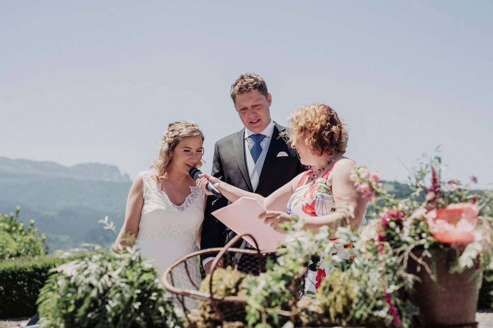 Oficiando ceremonia de Oihane e Iñigo