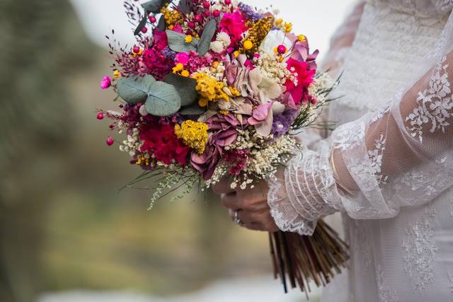 Comprar Encantadoras pamelas para bodas con flores llila