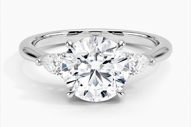 Sortija con diamante oval y pavé de diamantes lab grown