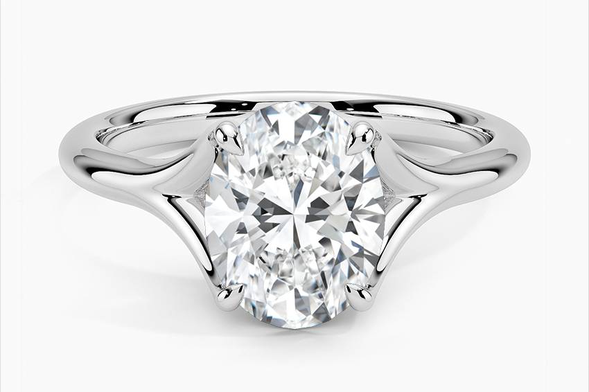 Anillo solitario oval con diamante cultivado en laboratorio