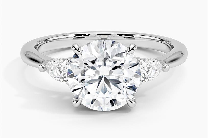 Sortija con diamante oval y pavé de diamantes lab grown