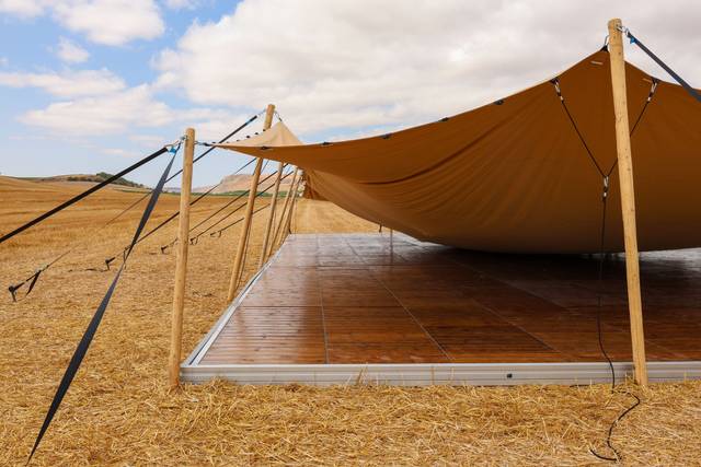 Carpa y tarima flotante