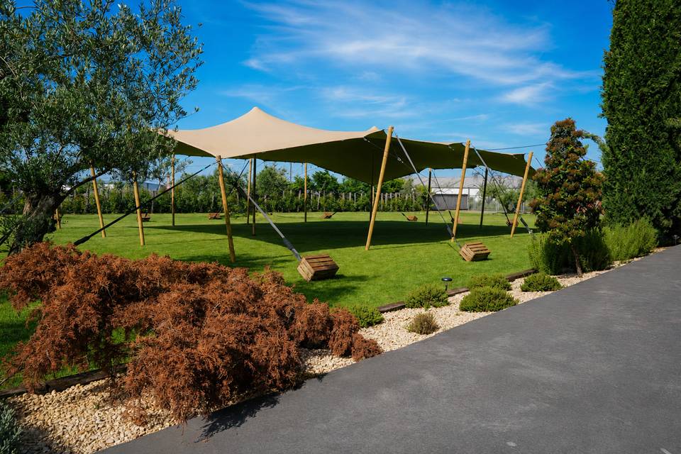 Carpa en jardin exterior