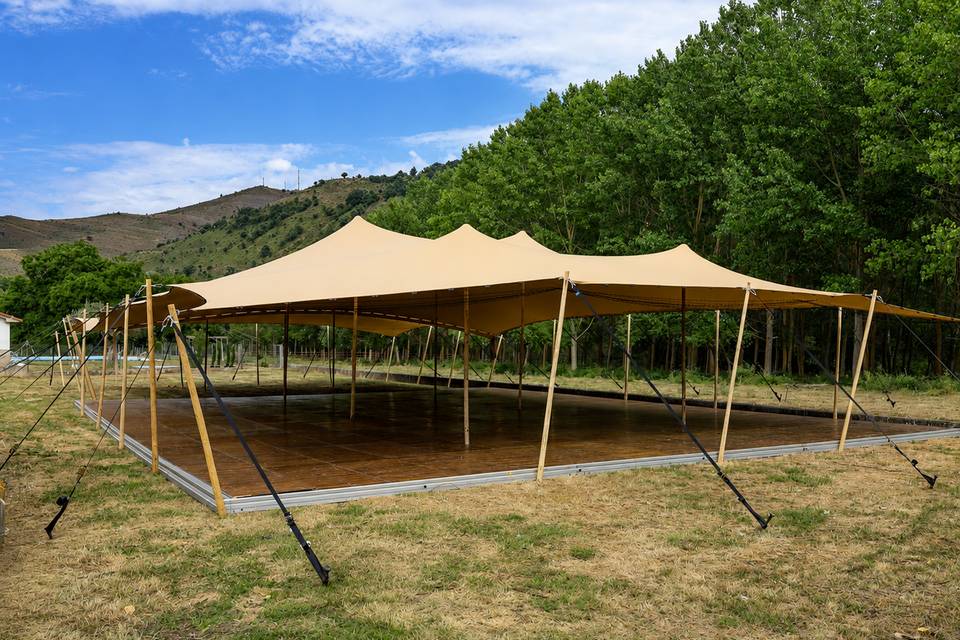 Carpa y tarima flotante