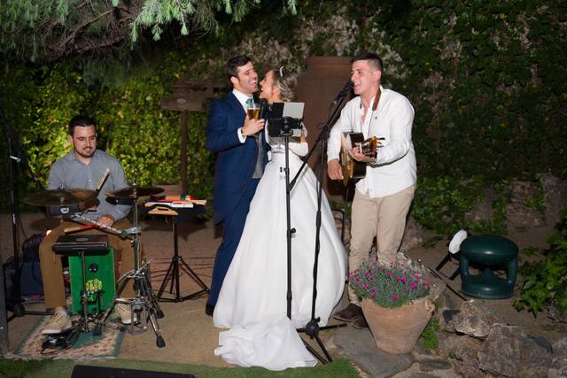 Cóctel de boda con los novios