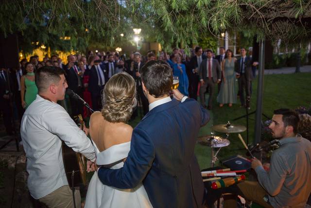 Cóctel de boda con los novios