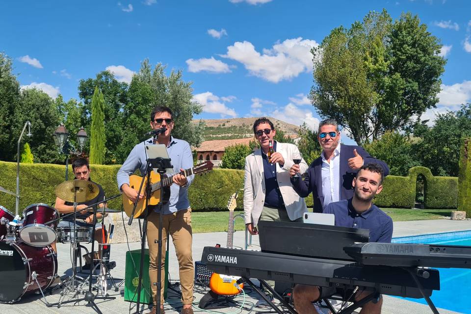 Foto con invitados de la boda