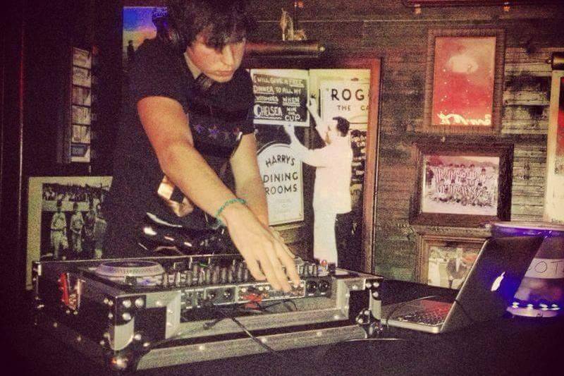 Bruno ofreciendo servicio dj