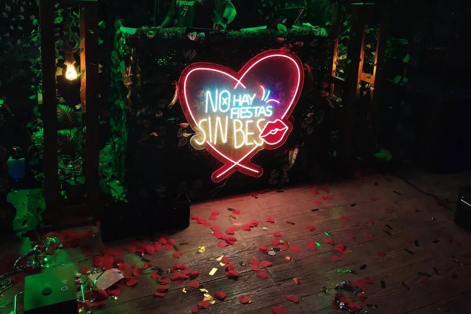 Neon Molon