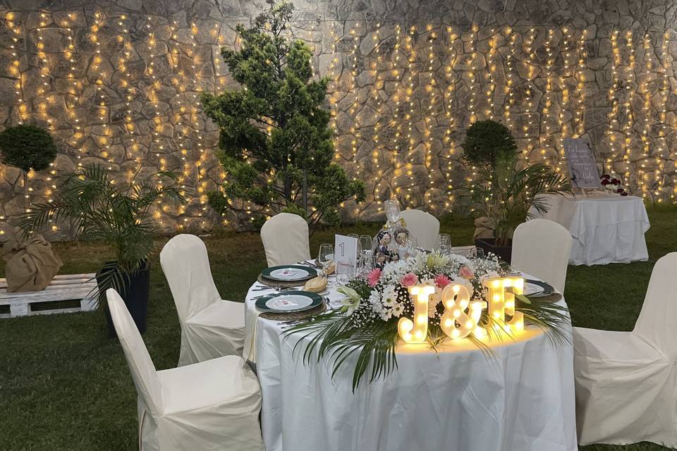 Mesa nupcial en el jardín