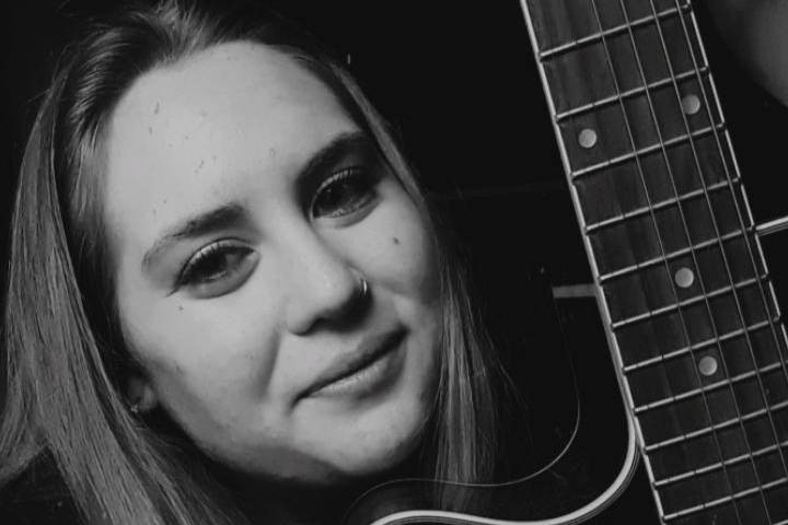 Alexia Parra (Guitarra)