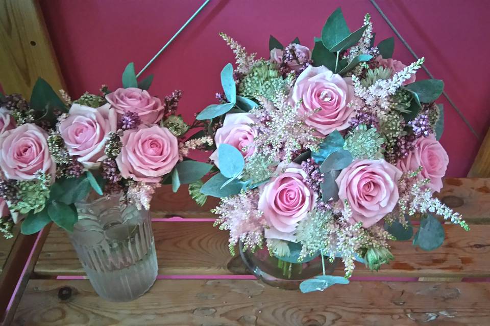 Bouquet de rosas y astilbe